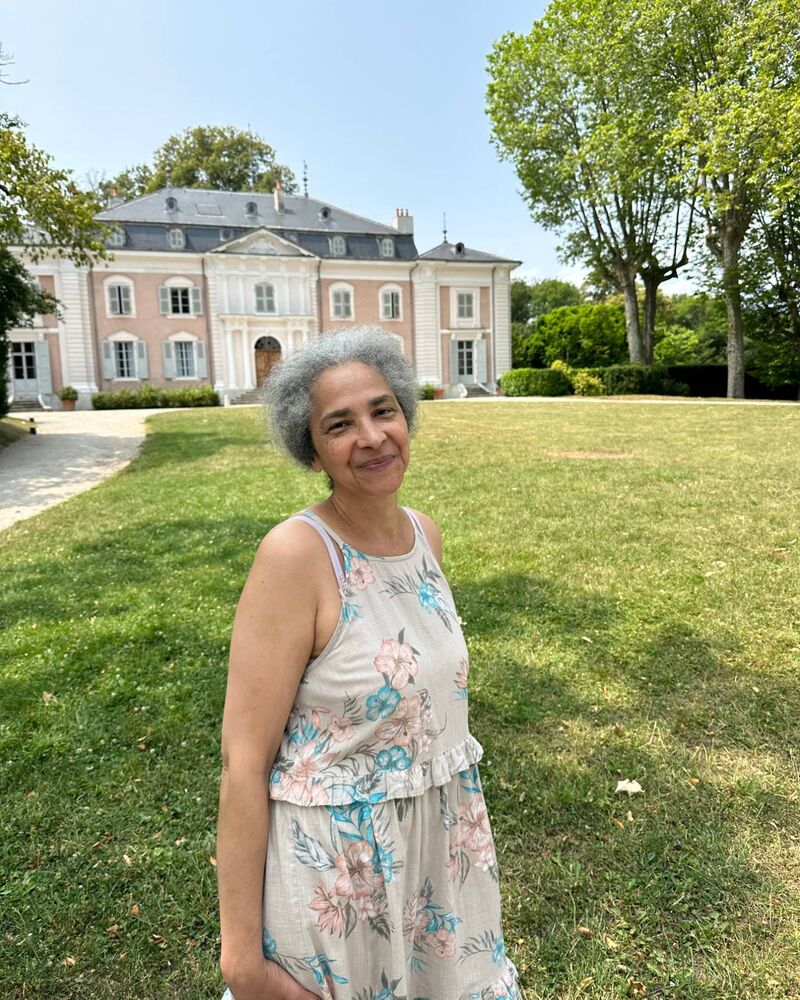 आधिकारिक गाइड सिल्वी, फ़र्ने-वोल्टेयर में Château de Voltaire के सामने